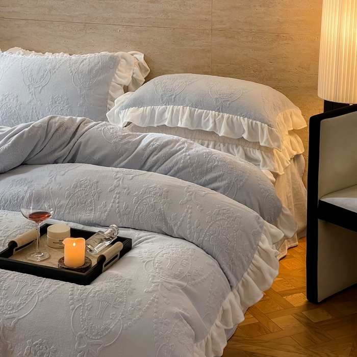 91家纺网 家纺一手货源 找家纺 六巷胡同 2025新款韩系手捧花轻法式花边款牛奶绒四件套-风格二 手捧花-蓝