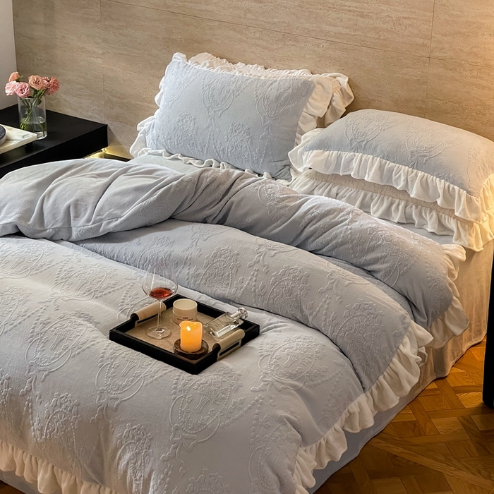 91家纺网 家纺一手货源 找家纺 六巷胡同 2025新款韩系手捧花轻法式花边款牛奶绒四件套-风格二 手捧花-蓝