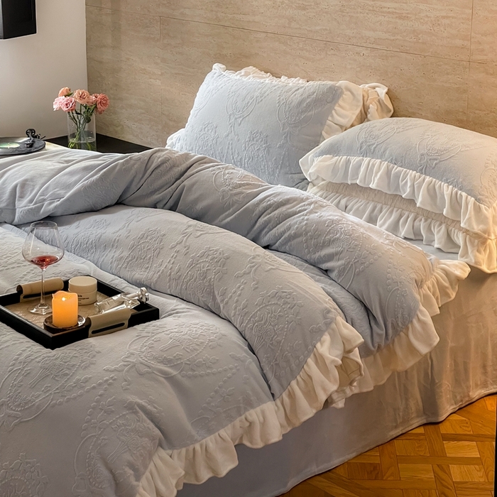 91家纺网 家纺一手货源 找家纺 六巷胡同 2025新款韩系手捧花轻法式花边款牛奶绒四件套-风格二 手捧花-蓝