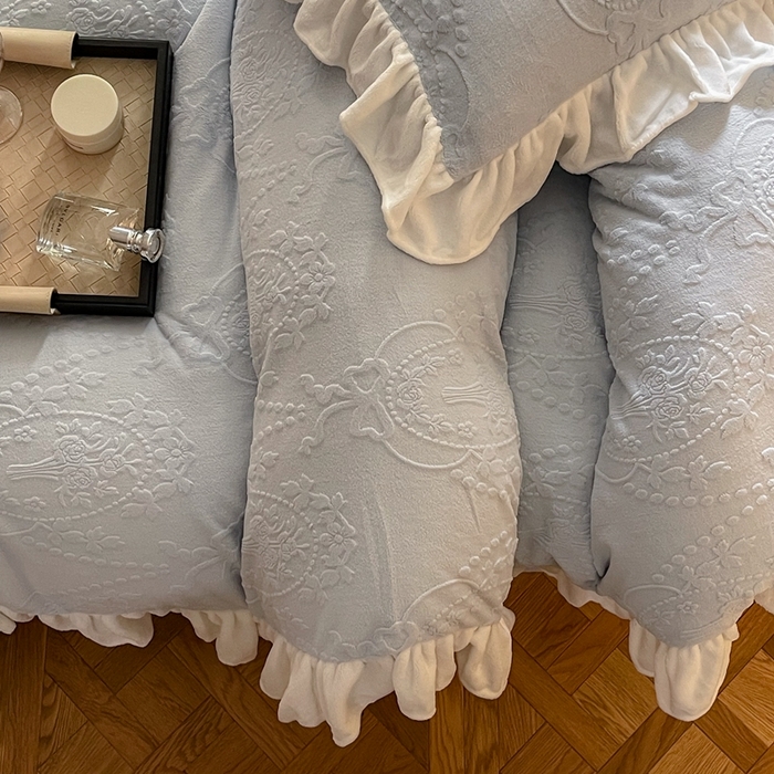 91家纺网 家纺一手货源 找家纺 六巷胡同 2025新款韩系手捧花轻法式花边款牛奶绒四件套-风格二 手捧花-蓝