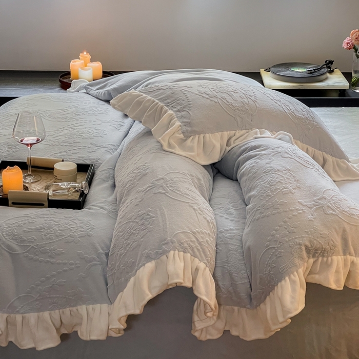 91家纺网 家纺一手货源 找家纺 六巷胡同 2025新款韩系手捧花轻法式花边款牛奶绒四件套-风格二 手捧花-蓝