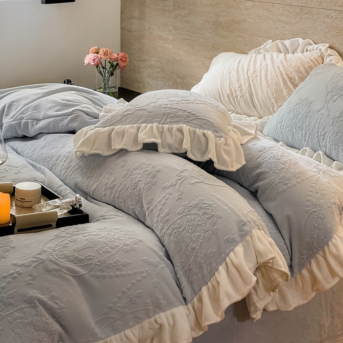 91家纺网 家纺一手货源 找家纺 六巷胡同 2025新款韩系手捧花轻法式花边款牛奶绒四件套-风格二 手捧花-蓝