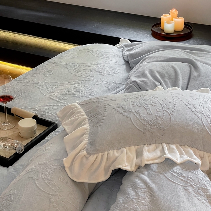 91家纺网 家纺一手货源 找家纺 六巷胡同 2025新款韩系手捧花轻法式花边款牛奶绒四件套-风格二 手捧花-蓝