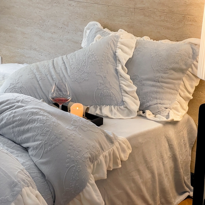 91家纺网 家纺一手货源 找家纺 六巷胡同 2025新款韩系手捧花轻法式花边款牛奶绒四件套-风格二 手捧花-蓝