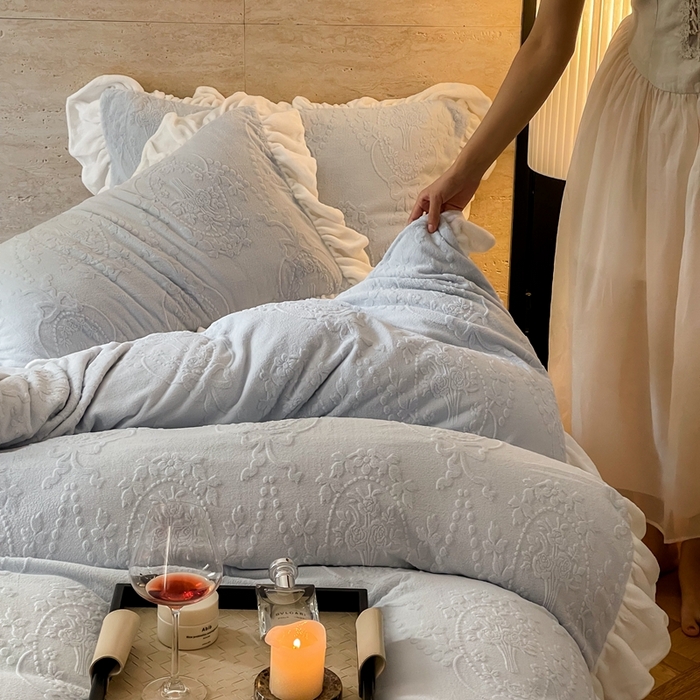 91家纺网 家纺一手货源 找家纺 六巷胡同 2025新款韩系手捧花轻法式花边款牛奶绒四件套-风格二 手捧花-蓝