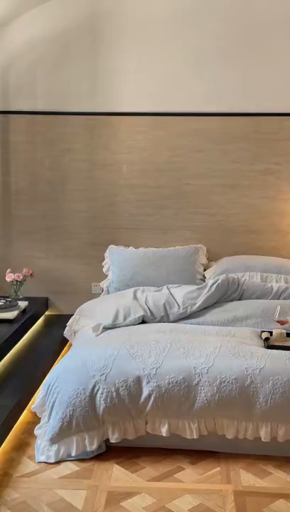 91家纺网 家纺一手货源 找家纺 六巷胡同 2025新款韩系手捧花轻法式花边款牛奶绒四件套-风格二 手捧花-蓝