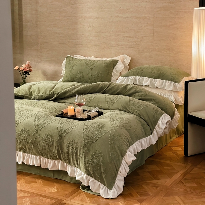 91家纺网 家纺一手货源 找家纺 六巷胡同 2025新款韩系手捧花轻法式花边款牛奶绒四件套-风格二 手捧花-绿