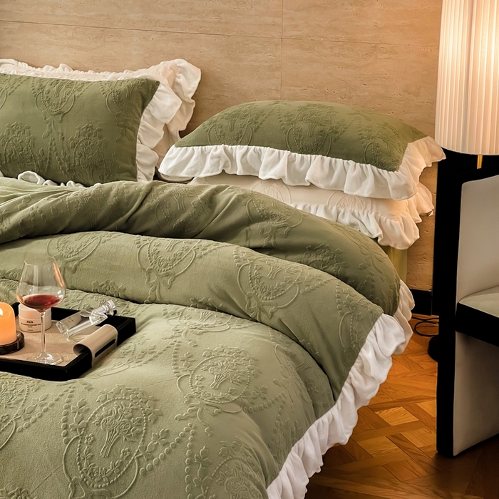 91家纺网 家纺一手货源 找家纺 六巷胡同 2025新款韩系手捧花轻法式花边款牛奶绒四件套-风格二 手捧花-绿