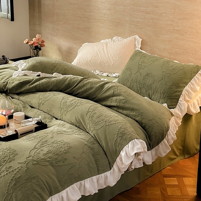 91家纺网 家纺一手货源 找家纺 六巷胡同 2025新款韩系手捧花轻法式花边款牛奶绒四件套-风格二 手捧花-绿