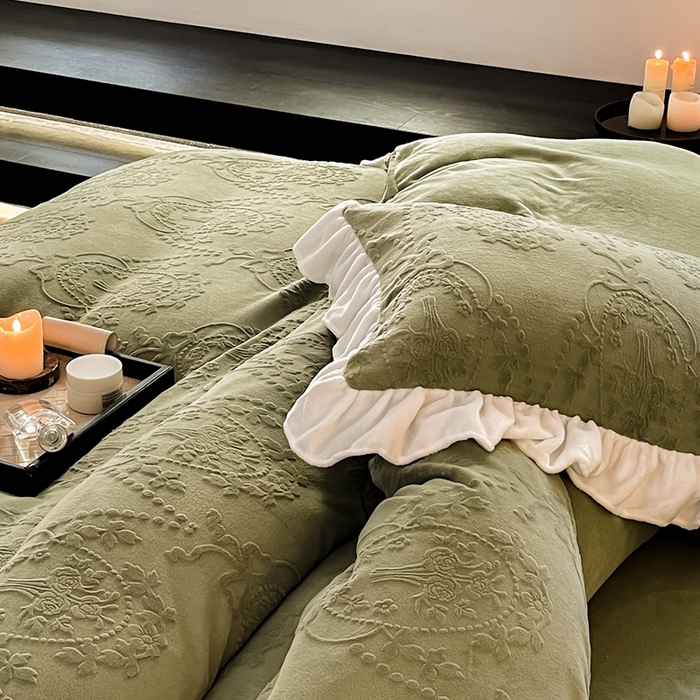 91家纺网 家纺一手货源 找家纺 六巷胡同 2025新款韩系手捧花轻法式花边款牛奶绒四件套-风格二 手捧花-绿