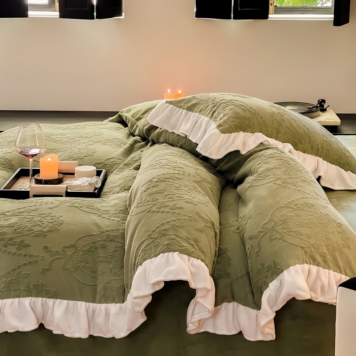 91家纺网 家纺一手货源 找家纺 六巷胡同 2025新款韩系手捧花轻法式花边款牛奶绒四件套-风格二 手捧花-绿