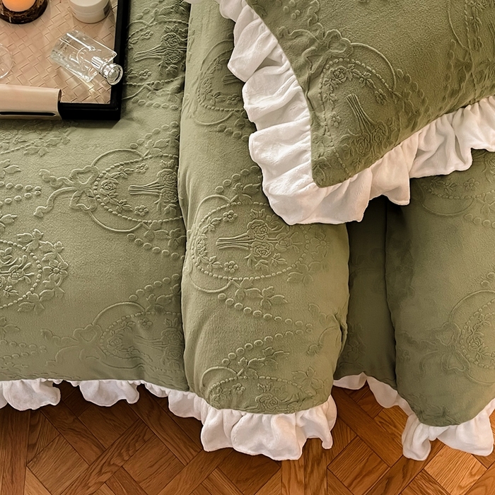 91家纺网 家纺一手货源 找家纺 六巷胡同 2025新款韩系手捧花轻法式花边款牛奶绒四件套-风格二 手捧花-绿