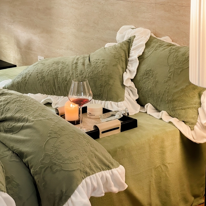 91家纺网 家纺一手货源 找家纺 六巷胡同 2025新款韩系手捧花轻法式花边款牛奶绒四件套-风格二 手捧花-绿