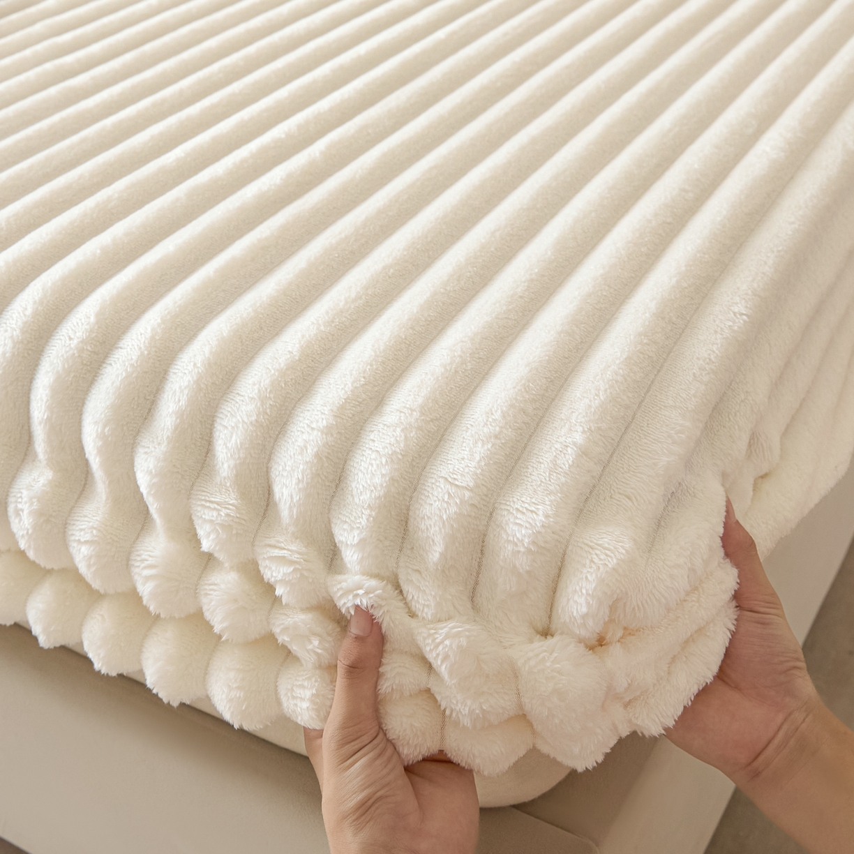 91家纺网 家纺一手货源 找家纺 （总）蓝极人 2025新款兔毛绒大抽条床笠单品床笠床笠单件（跨境可供）