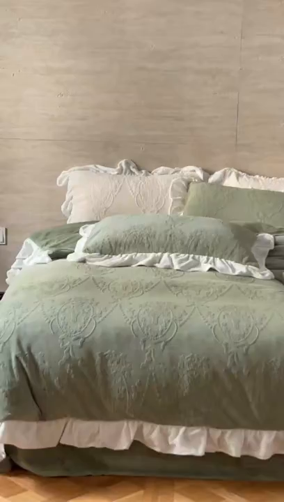 91家纺网 家纺一手货源 找家纺 六巷胡同 2025新款韩系手捧花轻法式花边款牛奶绒四件套-风格二 手捧花-绿