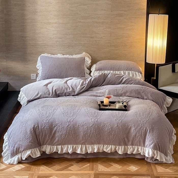 91家纺网 家纺一手货源 找家纺 六巷胡同 2025新款韩系手捧花轻法式花边款牛奶绒四件套-风格二 手捧花-紫