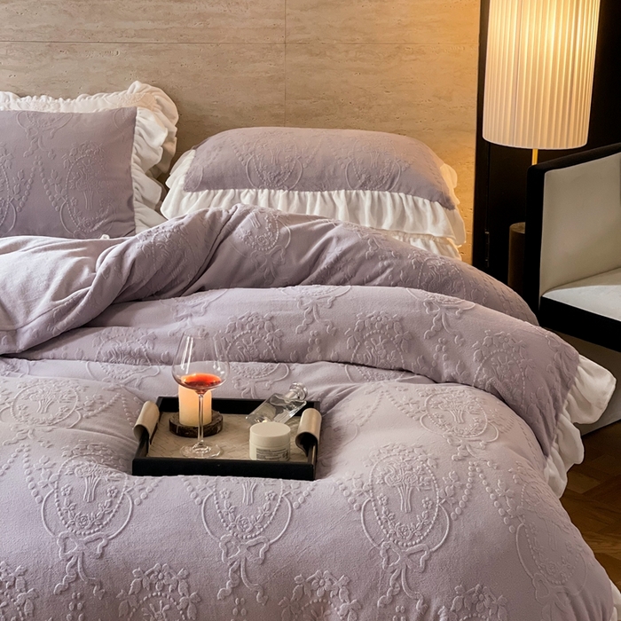 91家纺网 家纺一手货源 找家纺 六巷胡同 2025新款韩系手捧花轻法式花边款牛奶绒四件套-风格二 手捧花-紫