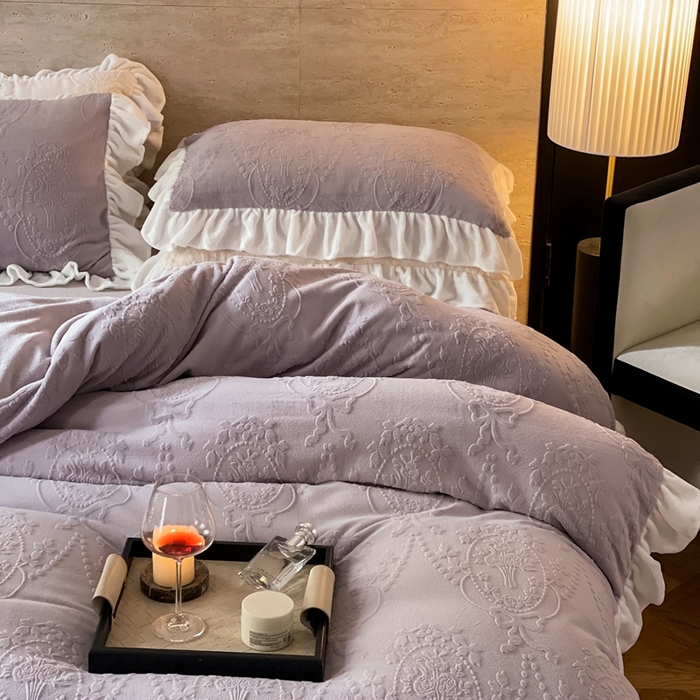 91家纺网 家纺一手货源 找家纺 六巷胡同 2025新款韩系手捧花轻法式花边款牛奶绒四件套-风格二 手捧花-紫