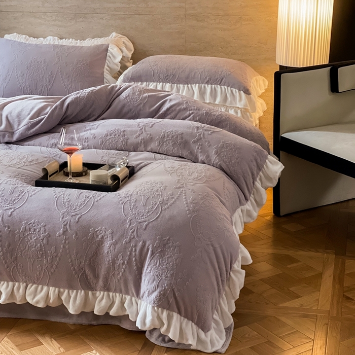 91家纺网 家纺一手货源 找家纺 六巷胡同 2025新款韩系手捧花轻法式花边款牛奶绒四件套-风格二 手捧花-紫