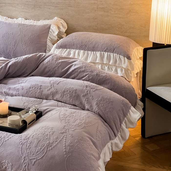 91家纺网 家纺一手货源 找家纺 六巷胡同 2025新款韩系手捧花轻法式花边款牛奶绒四件套-风格二 手捧花-紫