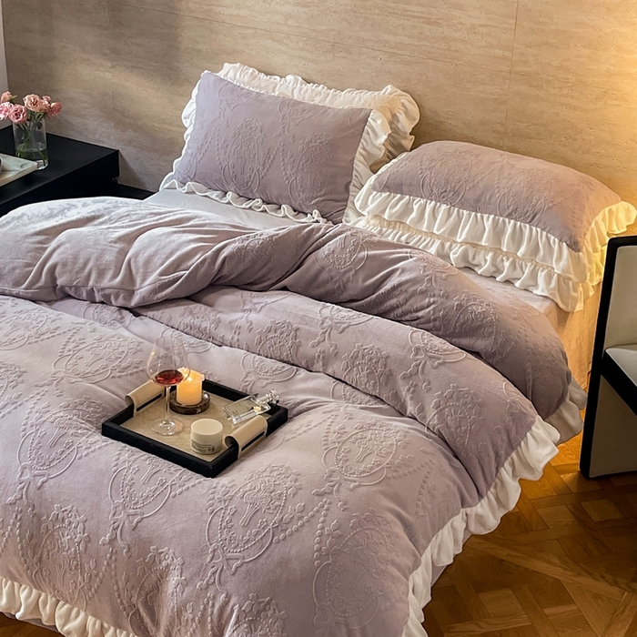 91家纺网 家纺一手货源 找家纺 六巷胡同 2025新款韩系手捧花轻法式花边款牛奶绒四件套-风格二 手捧花-紫