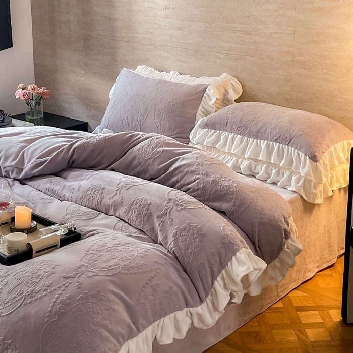 91家纺网 家纺一手货源 找家纺 六巷胡同 2025新款韩系手捧花轻法式花边款牛奶绒四件套-风格二 手捧花-紫