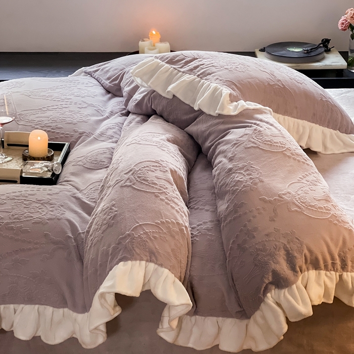 91家纺网 家纺一手货源 找家纺 六巷胡同 2025新款韩系手捧花轻法式花边款牛奶绒四件套-风格二 手捧花-紫