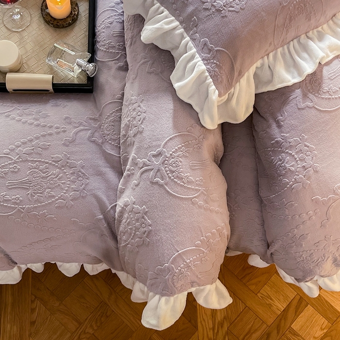 91家纺网 家纺一手货源 找家纺 六巷胡同 2025新款韩系手捧花轻法式花边款牛奶绒四件套-风格二 手捧花-紫