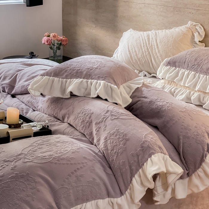 91家纺网 家纺一手货源 找家纺 六巷胡同 2025新款韩系手捧花轻法式花边款牛奶绒四件套-风格二 手捧花-紫