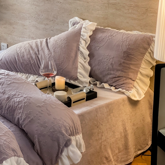 91家纺网 家纺一手货源 找家纺 六巷胡同 2025新款韩系手捧花轻法式花边款牛奶绒四件套-风格二 手捧花-紫