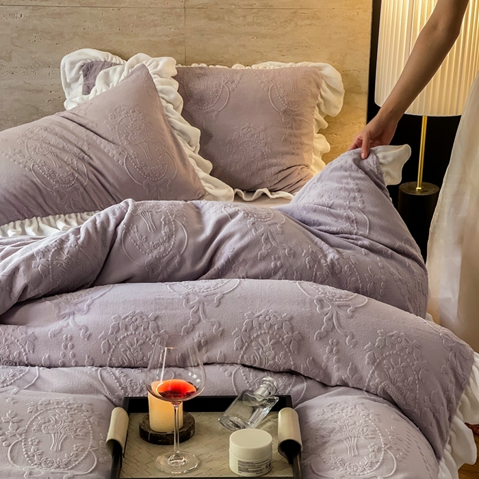 91家纺网 家纺一手货源 找家纺 六巷胡同 2025新款韩系手捧花轻法式花边款牛奶绒四件套-风格二 手捧花-紫