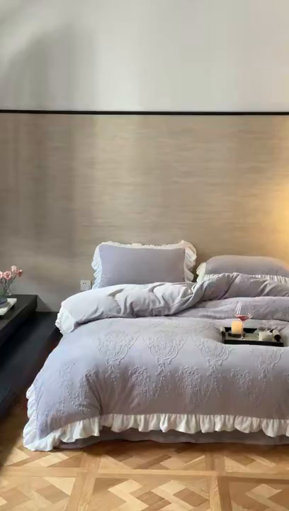 91家纺网 家纺一手货源 找家纺 六巷胡同 2025新款韩系手捧花轻法式花边款牛奶绒四件套-风格二 手捧花-紫