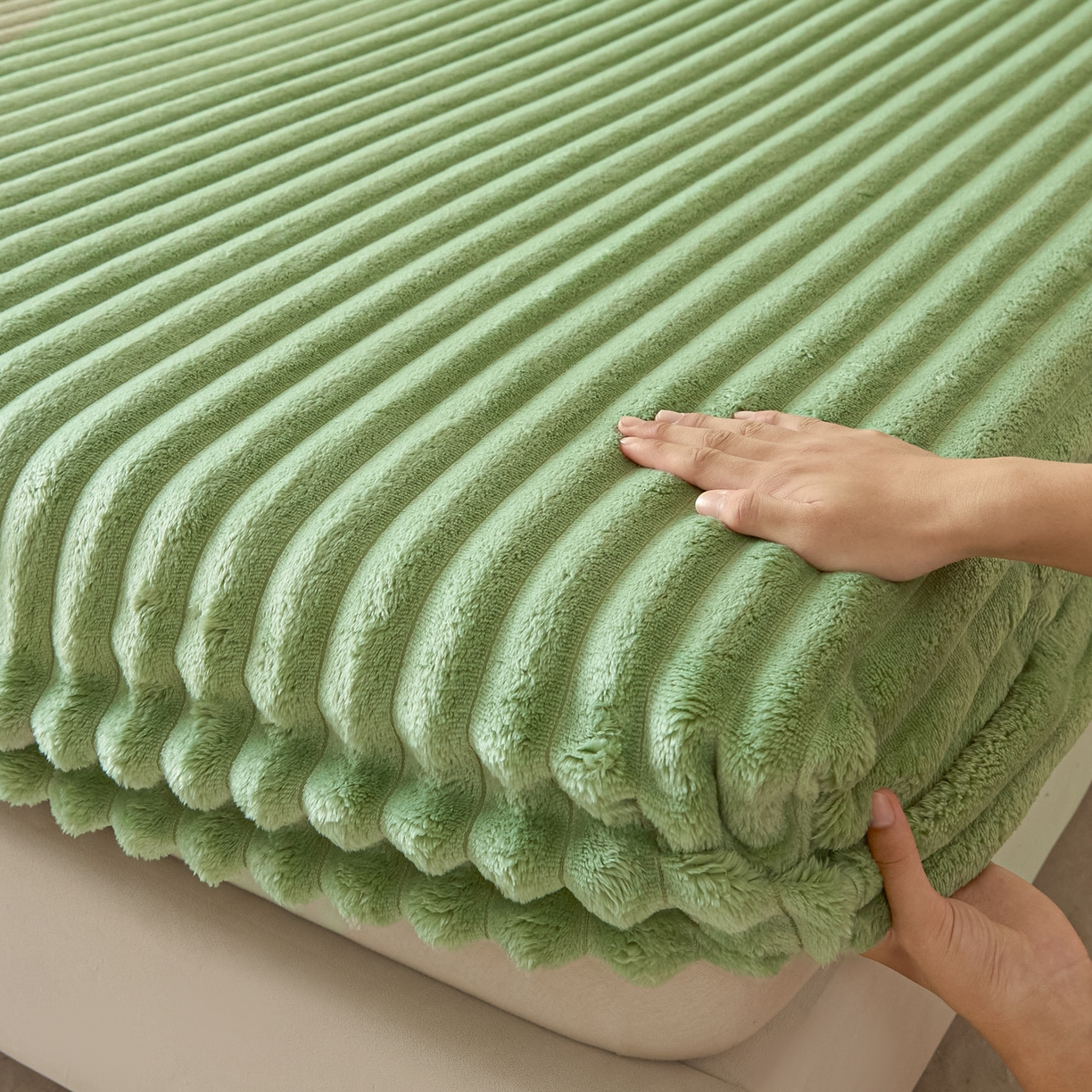 91家纺网 家纺一手货源 找家纺 蓝极人 2025新款兔毛绒大抽条床笠单品床笠床笠单件（跨境可供） 抽条-床笠果绿