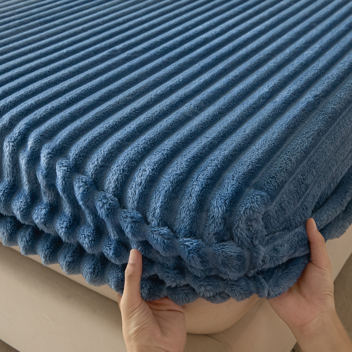 91家纺网 家纺一手货源 找家纺 蓝极人 2025新款兔毛绒大抽条床笠单品床笠床笠单件（跨境可供） 抽条-床笠孔雀蓝