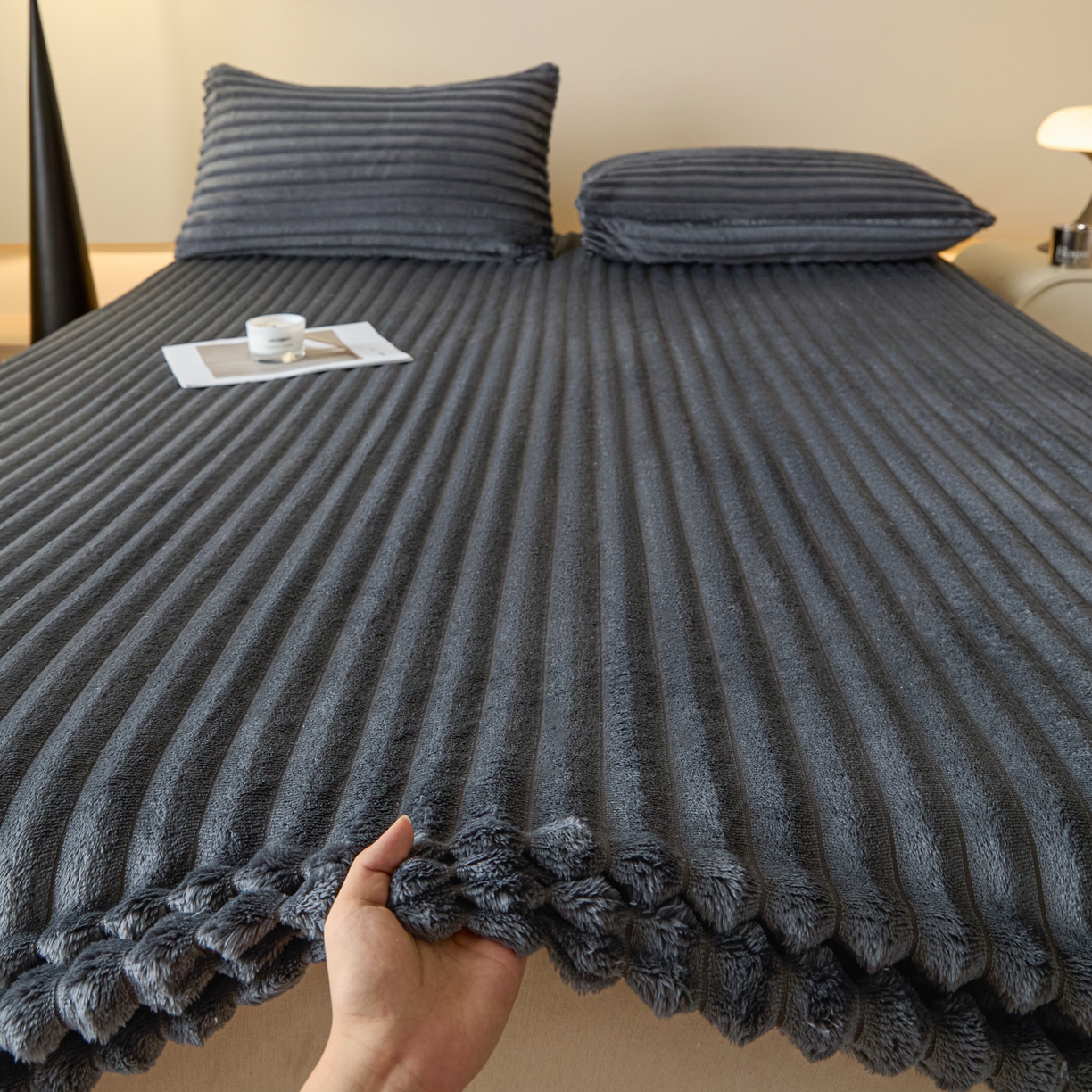 91家纺网 家纺一手货源 找家纺 蓝极人 2025新款兔毛绒大抽条床笠单品床笠床笠单件（跨境可供） 抽条-床笠深灰