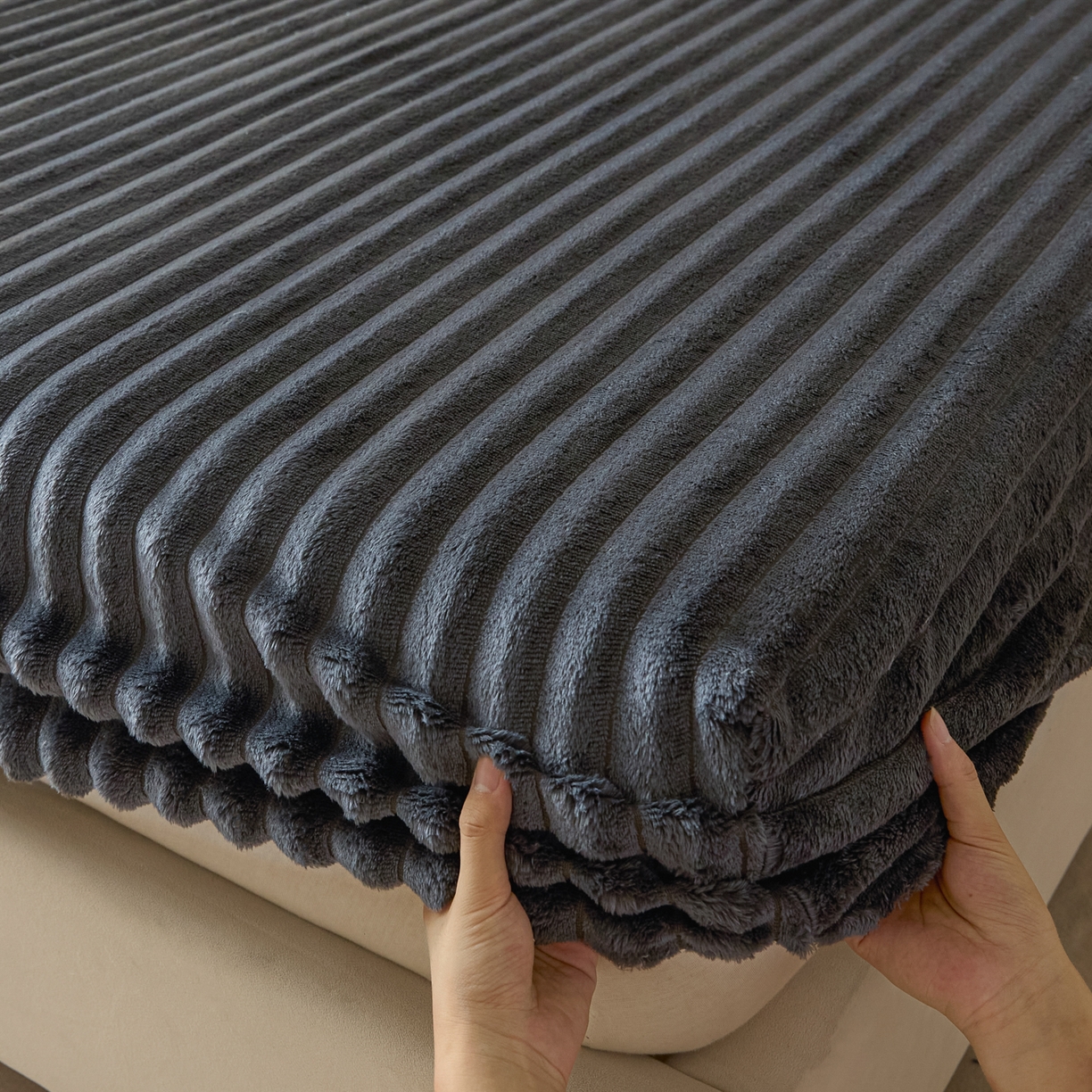 91家纺网 家纺一手货源 找家纺 蓝极人 2025新款兔毛绒大抽条床笠单品床笠床笠单件（跨境可供） 抽条-床笠深灰