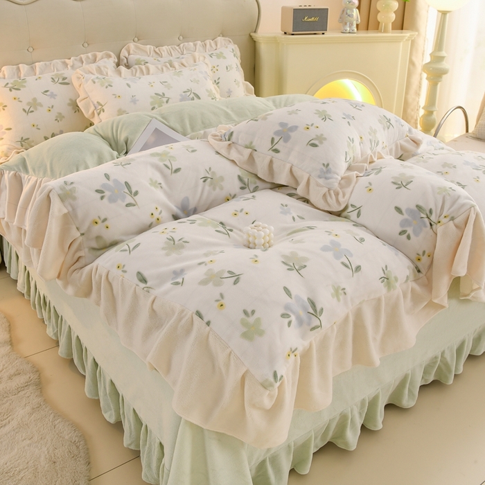 91家纺网 家纺一手货源 找家纺 德比尔斯  2025新款韩版白色花边雕花烂花牛奶绒四件套 邂逅