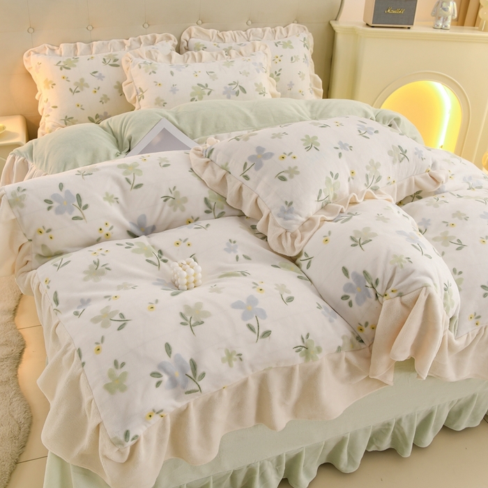 91家纺网 家纺一手货源 找家纺 德比尔斯  2025新款韩版白色花边雕花烂花牛奶绒四件套 邂逅