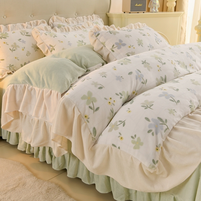 91家纺网 家纺一手货源 找家纺 德比尔斯  2025新款韩版白色花边雕花烂花牛奶绒四件套 邂逅