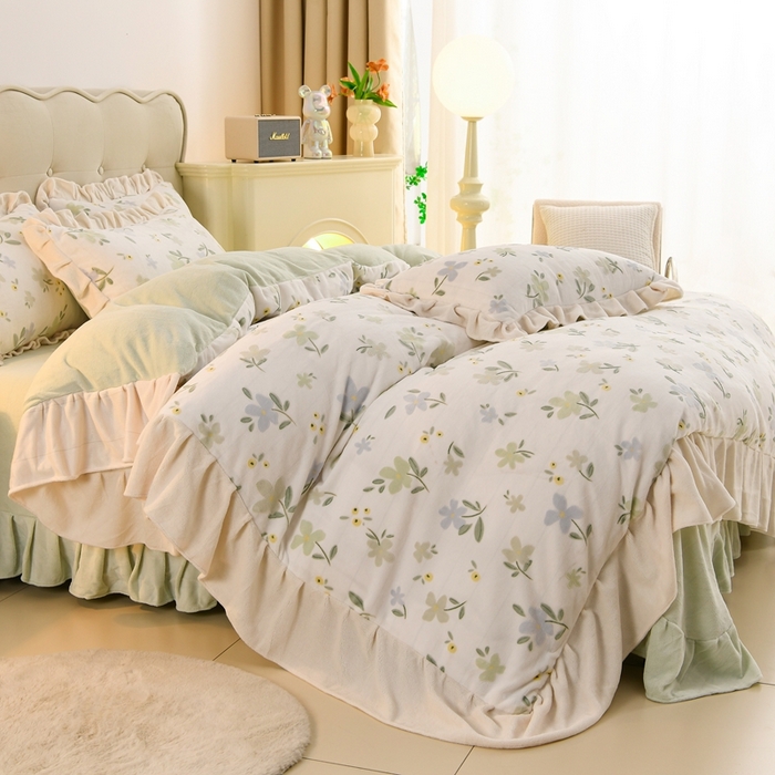 91家纺网 家纺一手货源 找家纺 德比尔斯  2025新款韩版白色花边雕花烂花牛奶绒四件套 邂逅