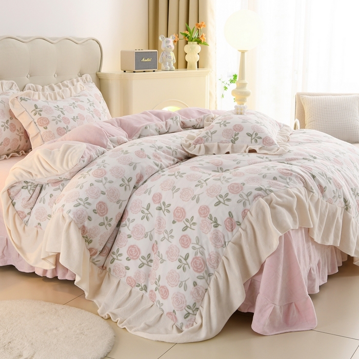 91家纺网 家纺一手货源 找家纺 德比尔斯  2025新款韩版白色花边雕花烂花牛奶绒四件套 艾莎粉