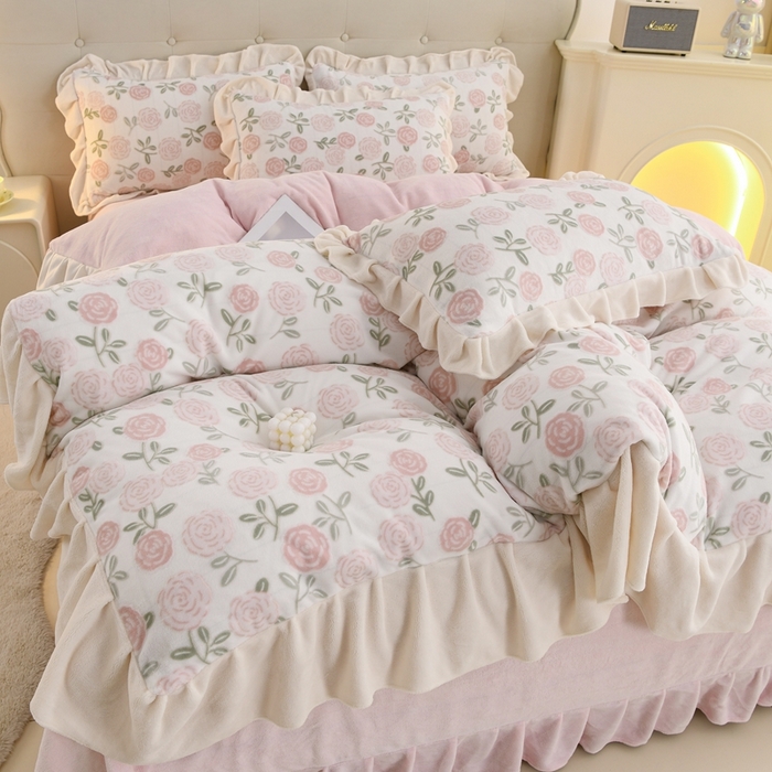 91家纺网 家纺一手货源 找家纺 德比尔斯  2025新款韩版白色花边雕花烂花牛奶绒四件套 艾莎粉