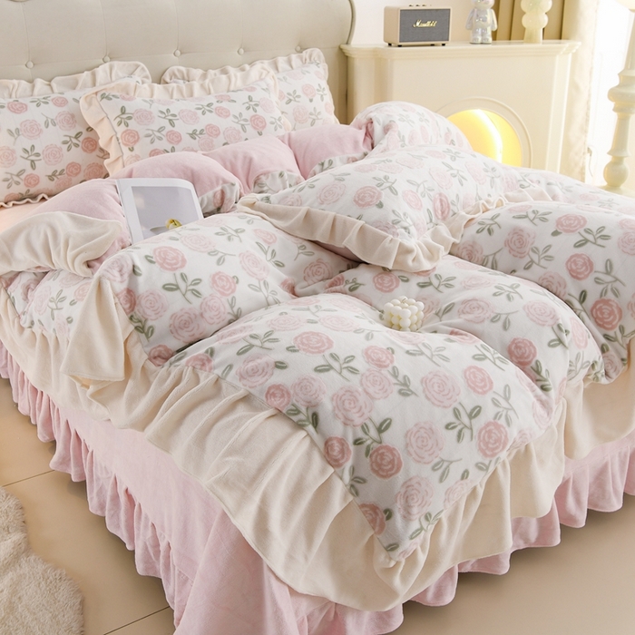 91家纺网 家纺一手货源 找家纺 德比尔斯  2025新款韩版白色花边雕花烂花牛奶绒四件套 艾莎粉