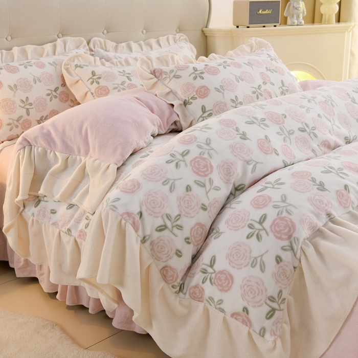 91家纺网 家纺一手货源 找家纺 德比尔斯  2025新款韩版白色花边雕花烂花牛奶绒四件套 艾莎粉