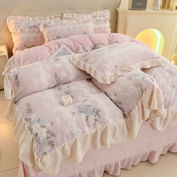 91家纺网 家纺一手货源 找家纺 德比尔斯  2025新款韩版白色花边雕花烂花牛奶绒四件套 安妮粉