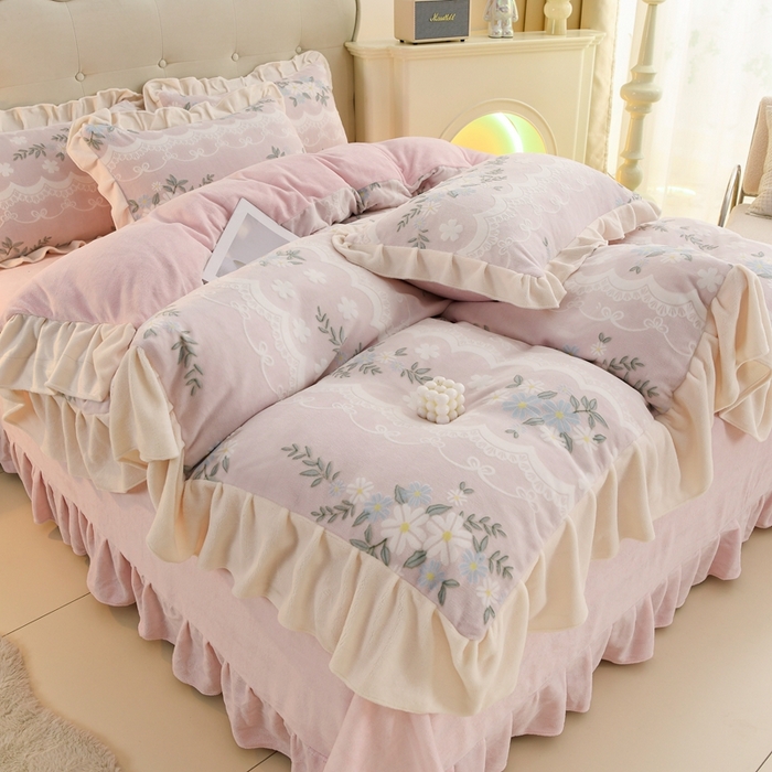 91家纺网 家纺一手货源 找家纺 德比尔斯  2025新款韩版白色花边雕花烂花牛奶绒四件套 安妮粉