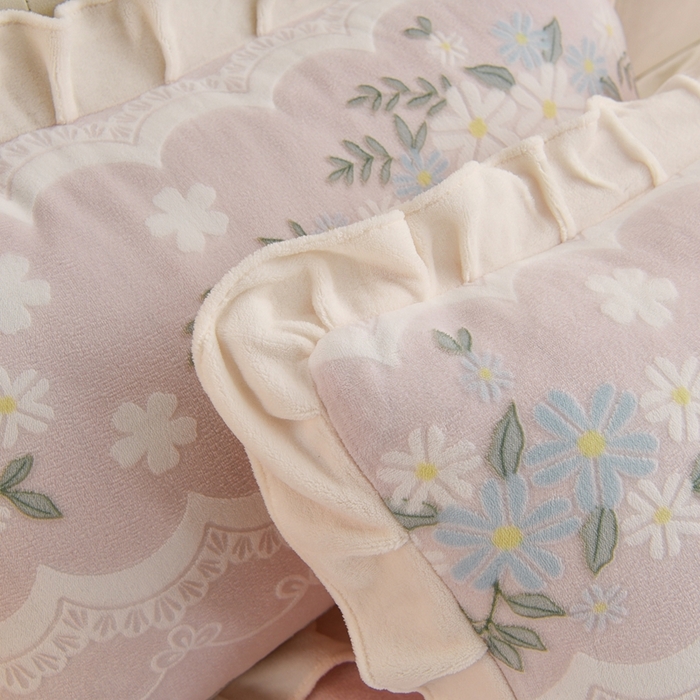 91家纺网 家纺一手货源 找家纺 德比尔斯  2025新款韩版白色花边雕花烂花牛奶绒四件套 安妮粉