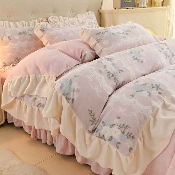 91家纺网 家纺一手货源 找家纺 德比尔斯  2025新款韩版白色花边雕花烂花牛奶绒四件套 安妮粉