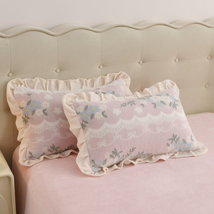 91家纺网 家纺一手货源 找家纺 德比尔斯  2025新款韩版白色花边雕花烂花牛奶绒四件套 安妮粉