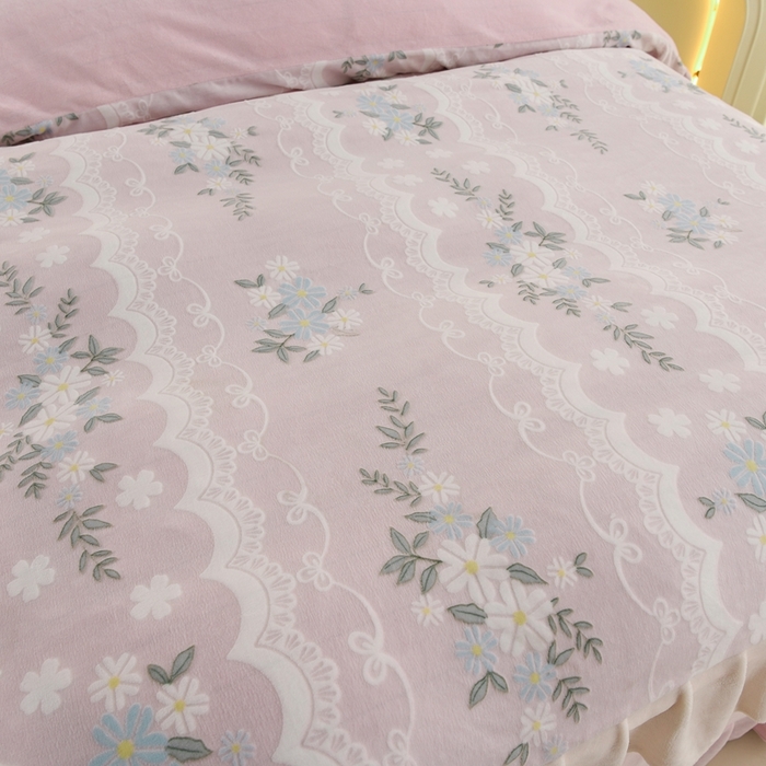 91家纺网 家纺一手货源 找家纺 德比尔斯  2025新款韩版白色花边雕花烂花牛奶绒四件套 安妮粉